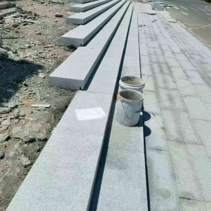 河北 芝麻白整石台阶，施工现场