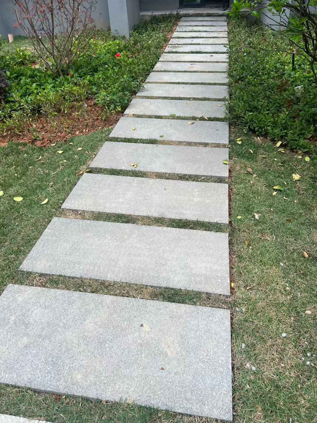 河北 芝麻黑小区踏步、汀步石铺装效果