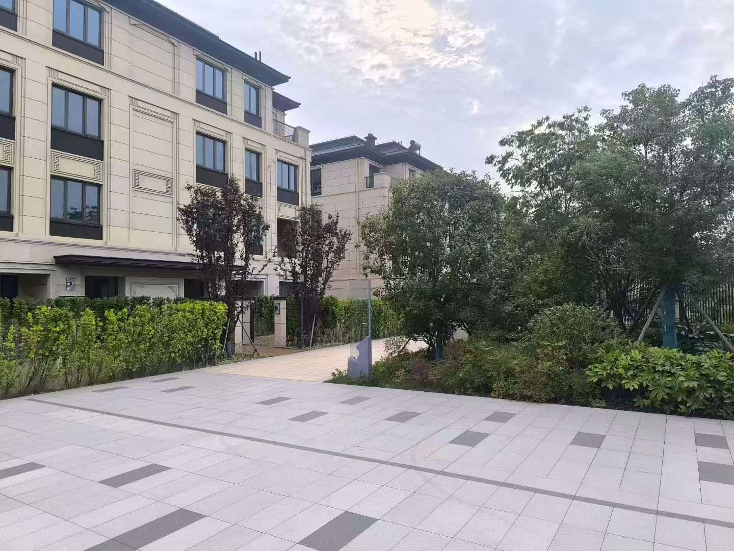 河北 芝麻白与芝麻白搭配铺装，尺寸1200*600